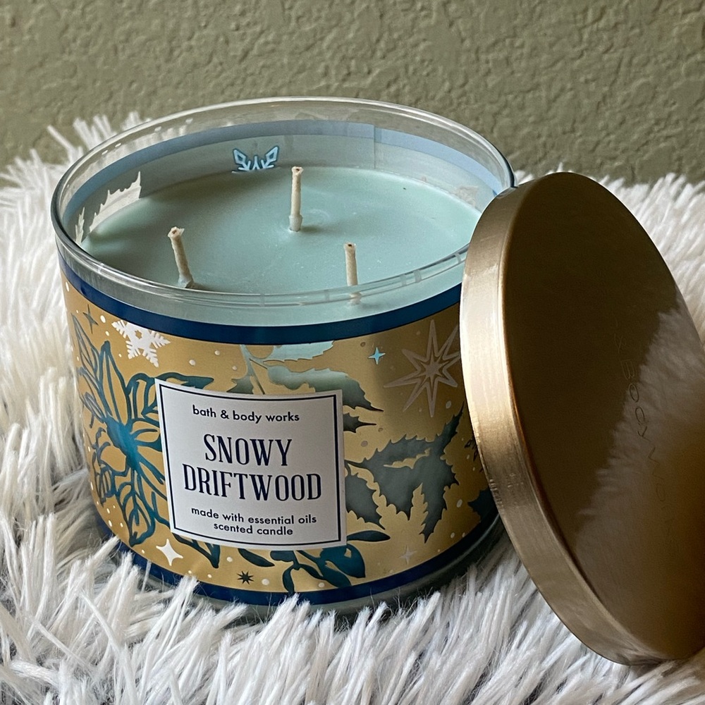 Bath and body works candle - Snowy Driftwood